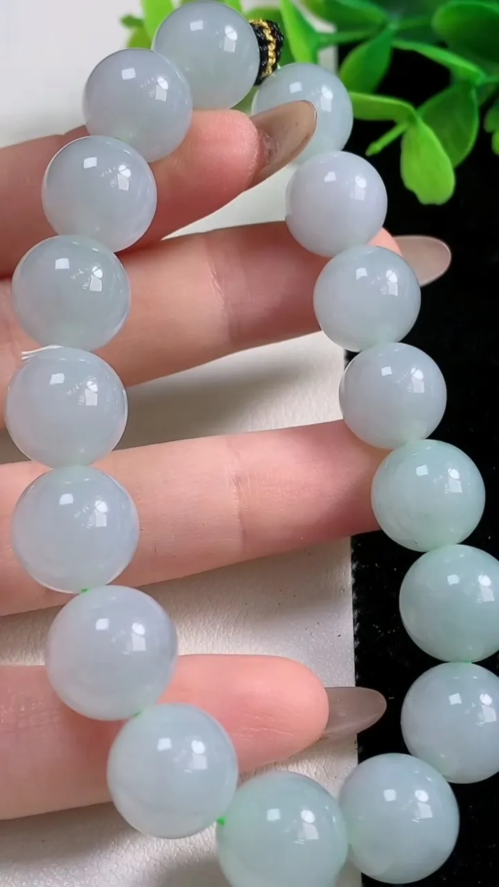 天然A货翡翠圆珠手串，尺寸12.2-17颗，重量:51.69g11月3日
工厂直销收藏佳品,种好水足