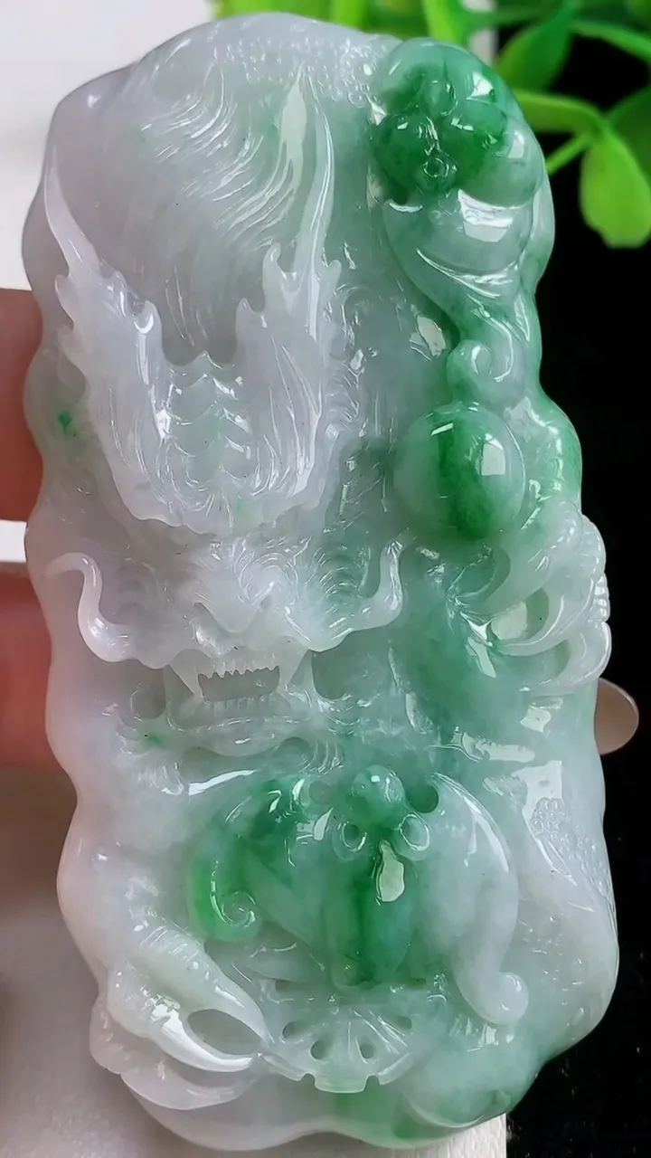 天然A货翡翠龙牌吊坠，尺寸80.3-39-11，重量:74.49g
11月3日