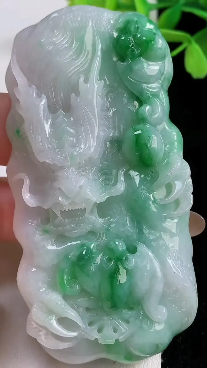 天然A货翡翠龙牌吊坠，尺寸80.3-39-11，重量:74.49g
11月3日