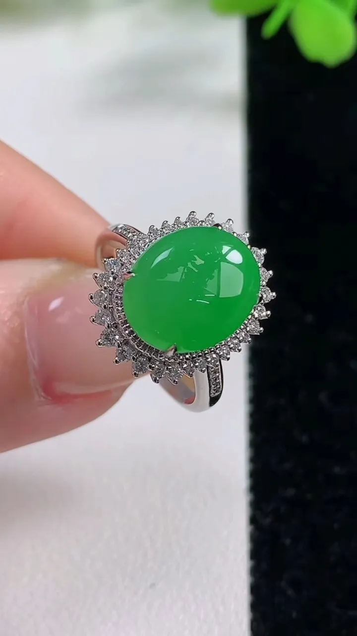 天然A货翡翠蛋面戒指，尺寸17.3-12-9.5-8.8，重量:3.88g2025年11月3日
工厂