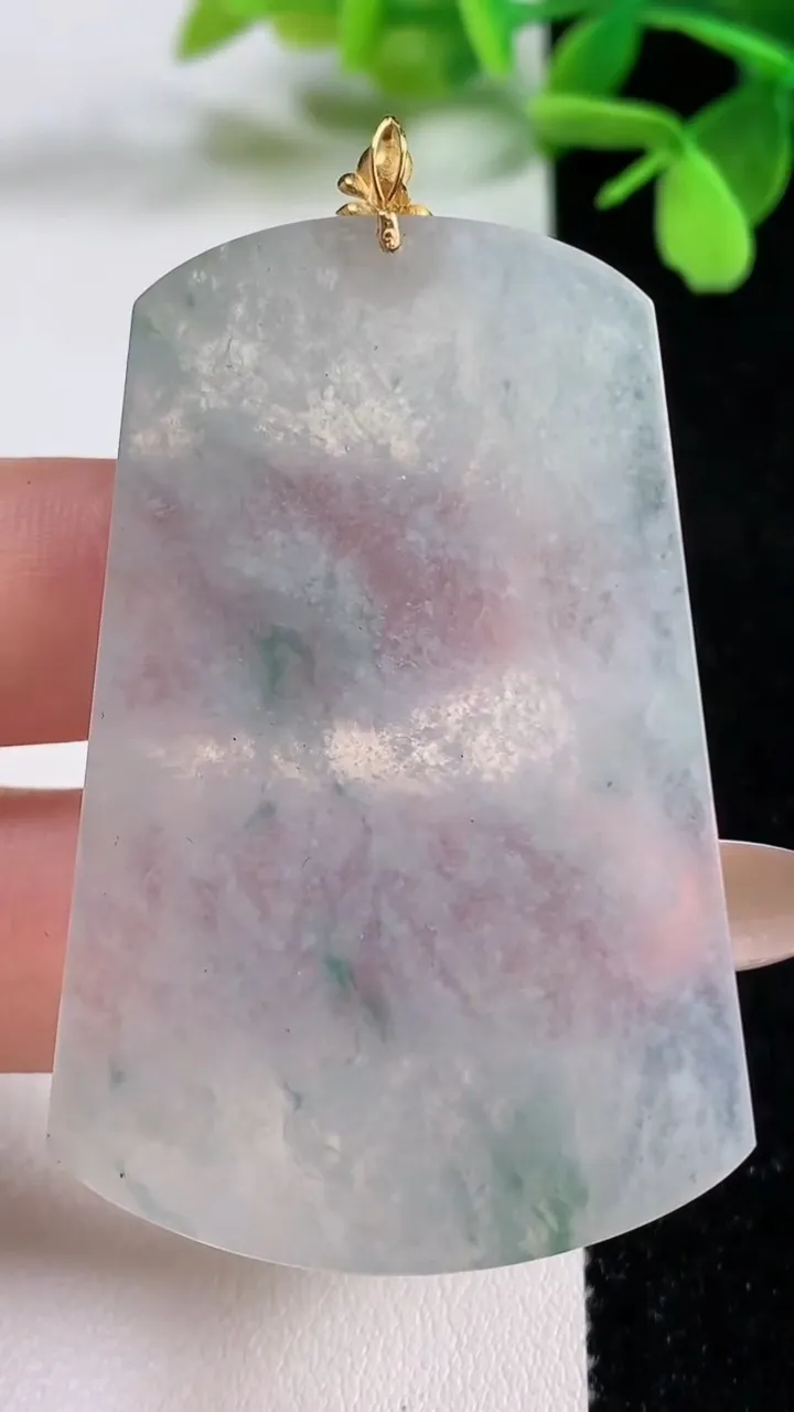 天然A货翡翠种飘花无事牌吊坠，尺寸547-35.4-3.8，重量:17.25g
11月3日