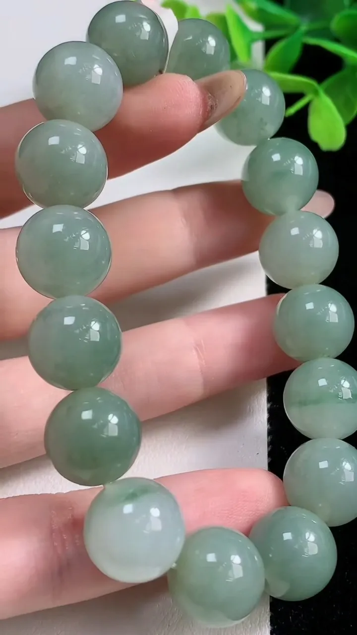 天然A货翡翠圆珠手串，尺寸12.9-16颗，重量:58.53g11月3日
工厂直销收藏佳品,种好水足，色泽均匀，有种有色，上手高大气！