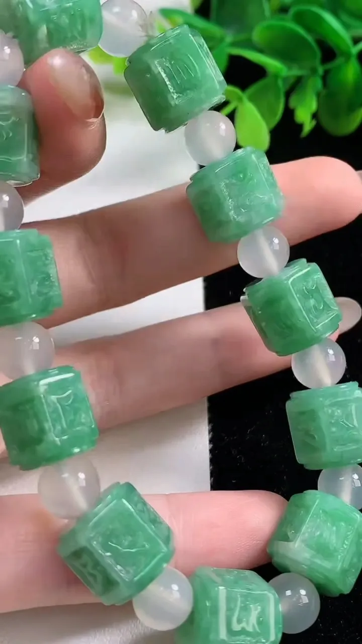 天然A货翡翠六字真言 路路通手串，尺寸11.8-11.7-11颗，重量:53.17g11月3日
工厂直销收藏佳品,种好水足，色泽均匀，有种有色，上手高大气！