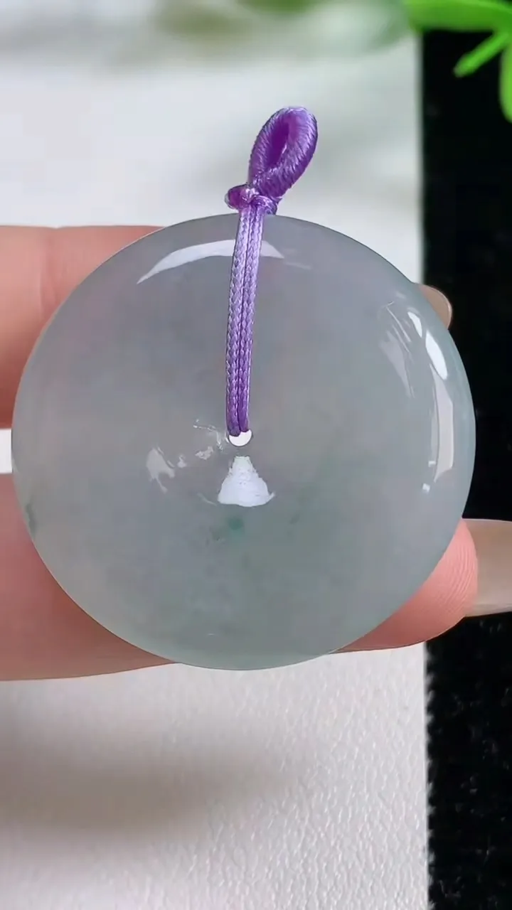 天然A货翡翠飘花平安扣吊坠，尺寸32.4-6，重量:14.35g
11月3日