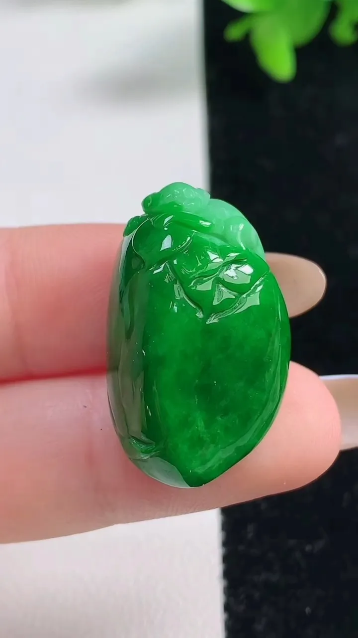 天然A货翡翠寿桃吊坠，尺寸27.3-17.4-10.6，重量:9.16g
11月3日