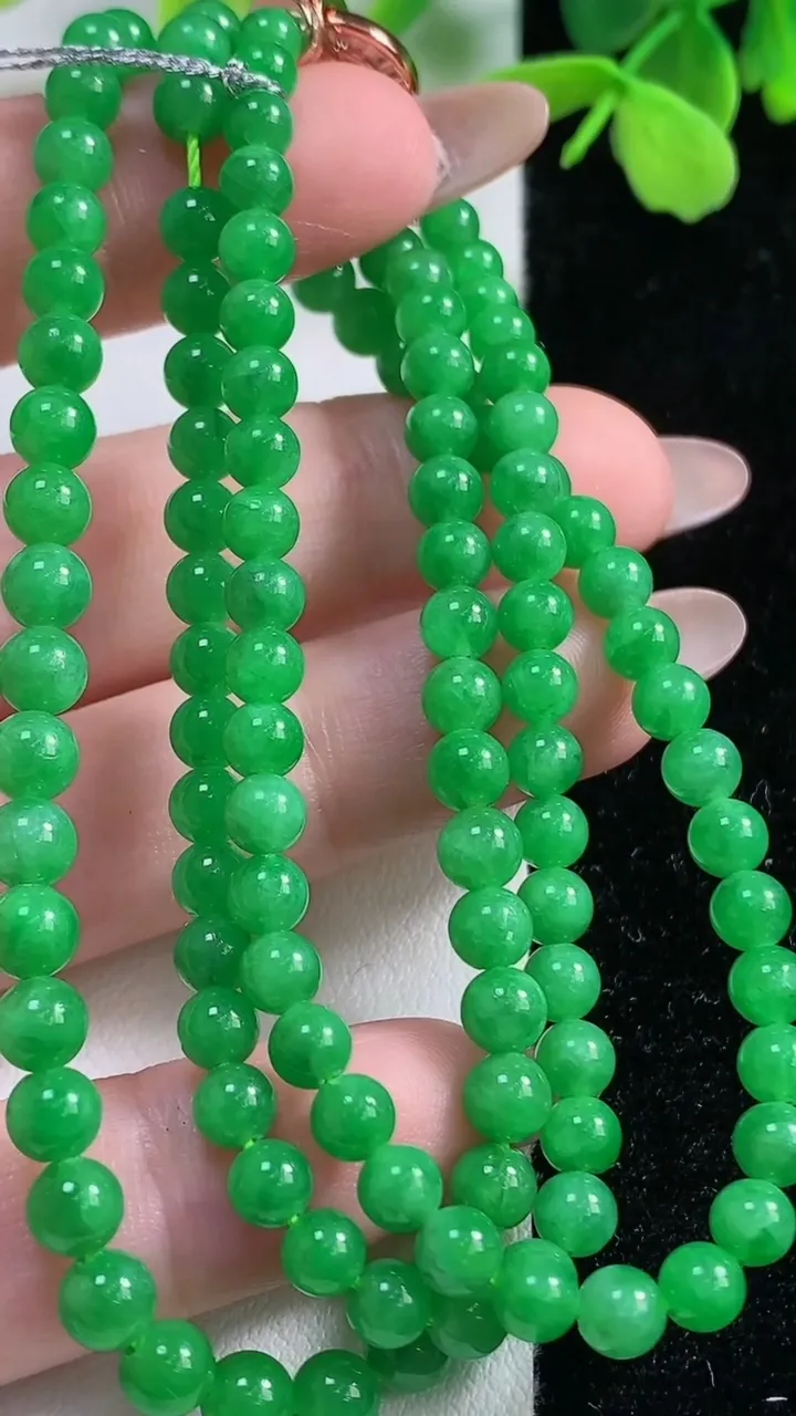 天然A货翡翠圆珠项链，尺寸4.7-123颗，重量:24.15g11月3日
工厂直销收藏佳品,种好水足，色泽均匀，有种有色，上手高大气！