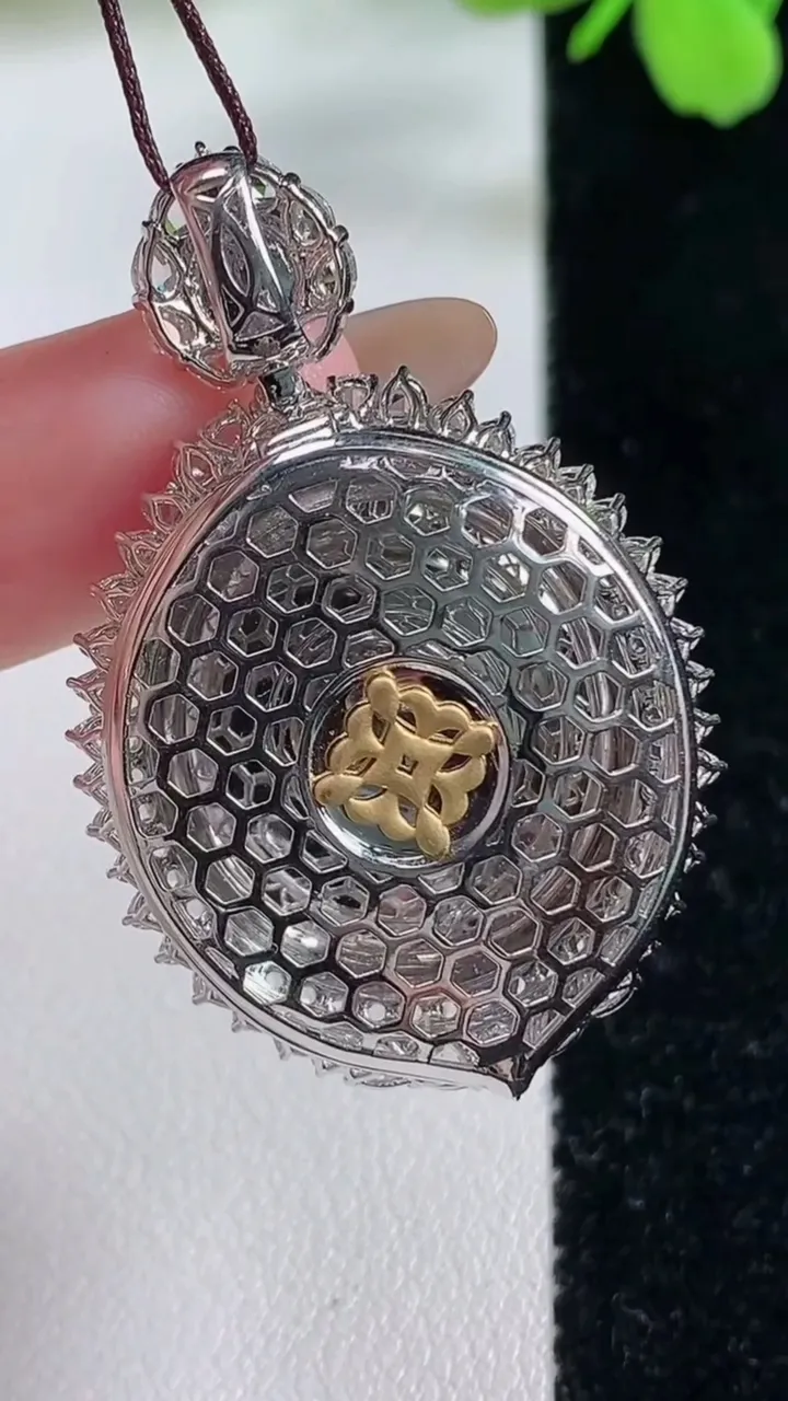 天然A货翡翠蛋面吊坠，尺寸42.4-27-17，裸石22.8-20.6重量:15.72g
11月3日