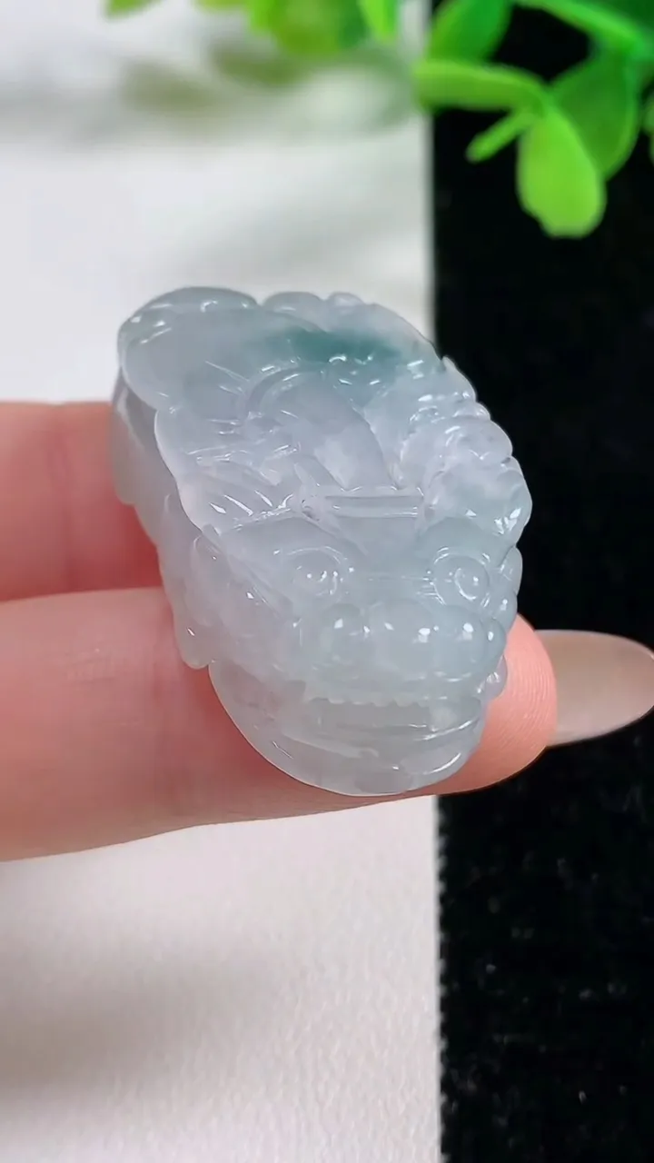 天然A货翡翠冰种飘花貔貅吊坠，尺寸37.5-20.8-11.3，重量:21.15g
11月3日