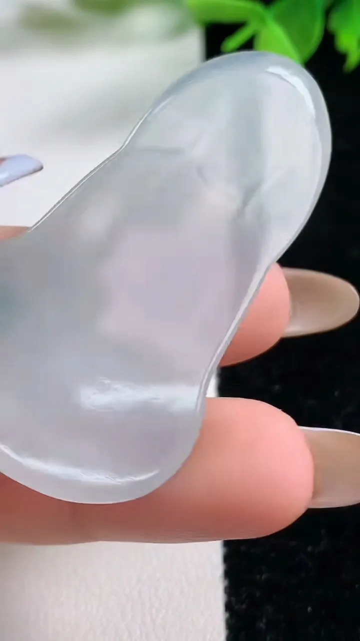 天然A货翡翠冰种飘花素衣观音吊坠，尺寸52.4-28-5.1，重量:12.75g
11月3日