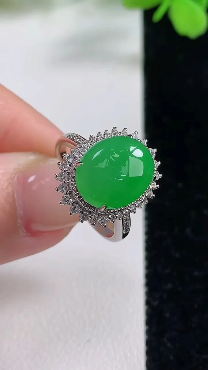 天然A货翡翠蛋面戒指，尺寸17.3-12-9.5-8.8，重量:3.88g2025年11月3日
工厂直销收藏佳品,种好水足，色泽均匀，有种有色，上手高大气！