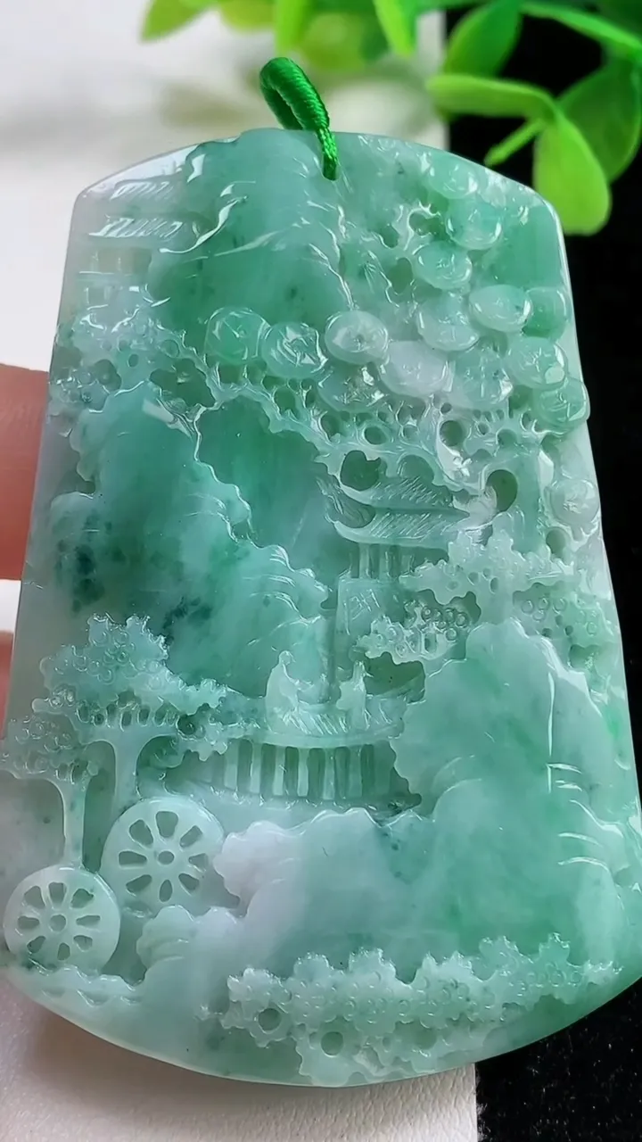 天然A货翡翠山水牌吊坠，尺寸68.5-46.8-6.3，重量:39.23g
11月3日