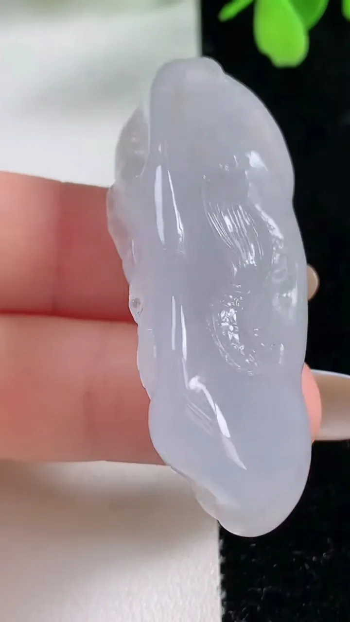 天然A货翡翠龙牌吊坠，尺寸52.6-20.7-13.2，重量:26.10g
11月3日