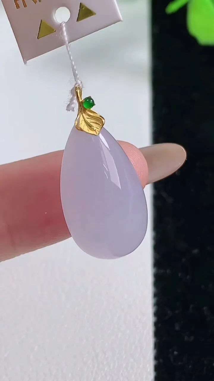 天然A货翡翠种紫罗兰福瓜吊坠，尺寸23.2-12.4-6.5，重量:3.44g
11月3日