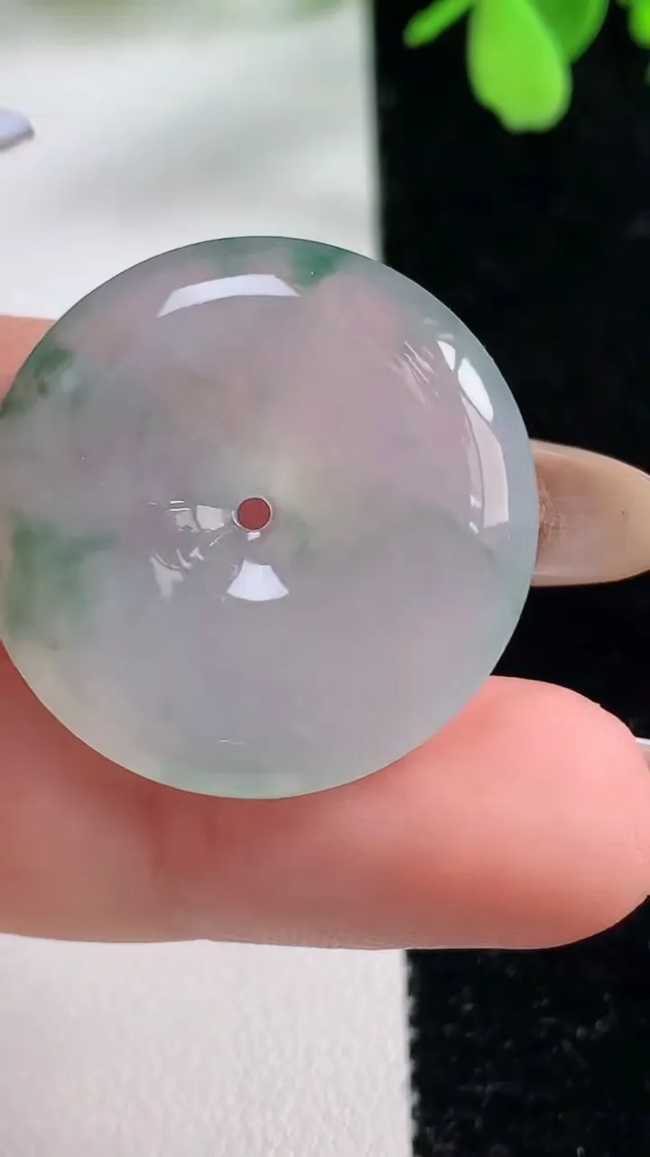 天然A货翡翠冰种飘花平安扣吊坠，尺寸27.5-5.7，重量:8.97g
11月3日