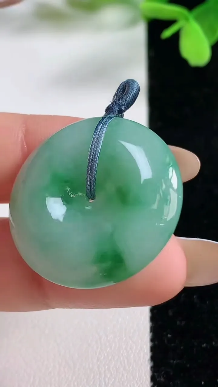 天然A货翡翠平安扣吊坠，尺寸28.2-6.7，重量:11.62g
11月3日