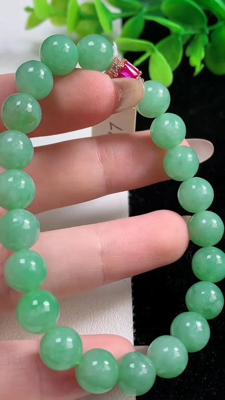 天然A货翡翠圆珠手串，尺寸8.7-21颗，重量:24.40g11月3日
工厂直销收藏佳品,种好水足，色泽均匀，有种有色，上手高大气！