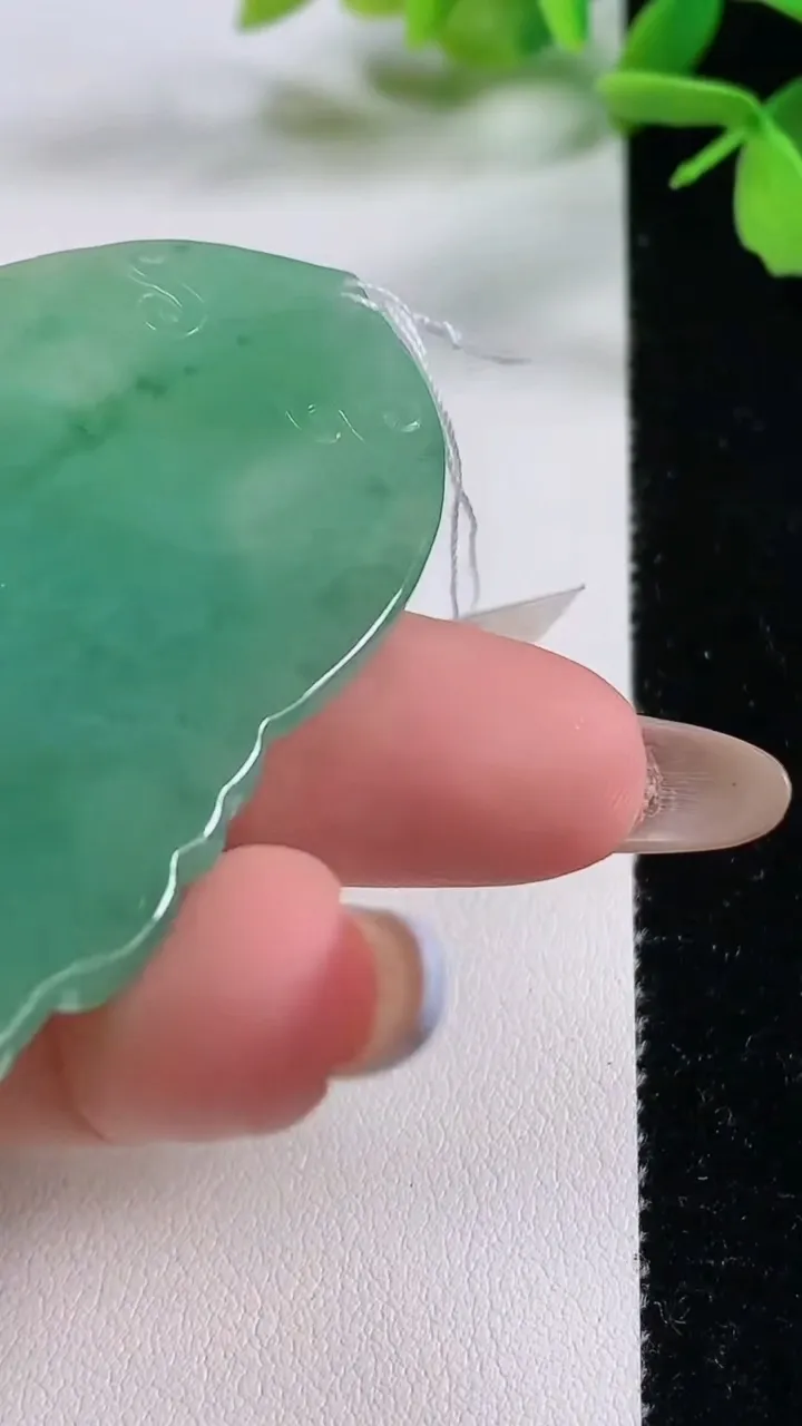 天然A货翡翠阿弥陀佛吊坠，尺寸60.3-37.2-5.7，重量:26.32g
11月3日