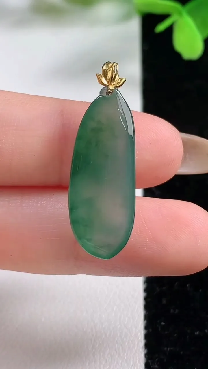 天然A货翡翠福瓜吊坠，尺寸27.2-10.2-5.3，重量:3.07g
11月3日