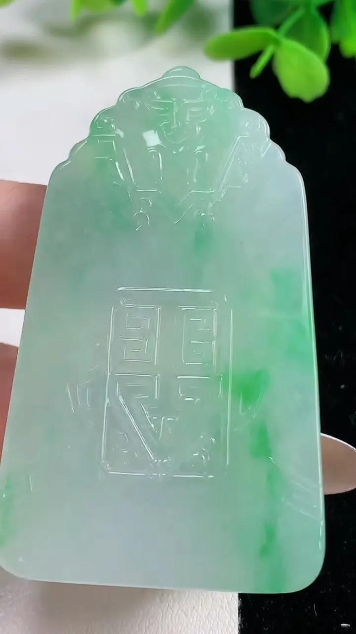 天然A货翡翠仿古无事牌吊坠，尺寸62.3-32.2-5.6，重量:31.79g
11月3日