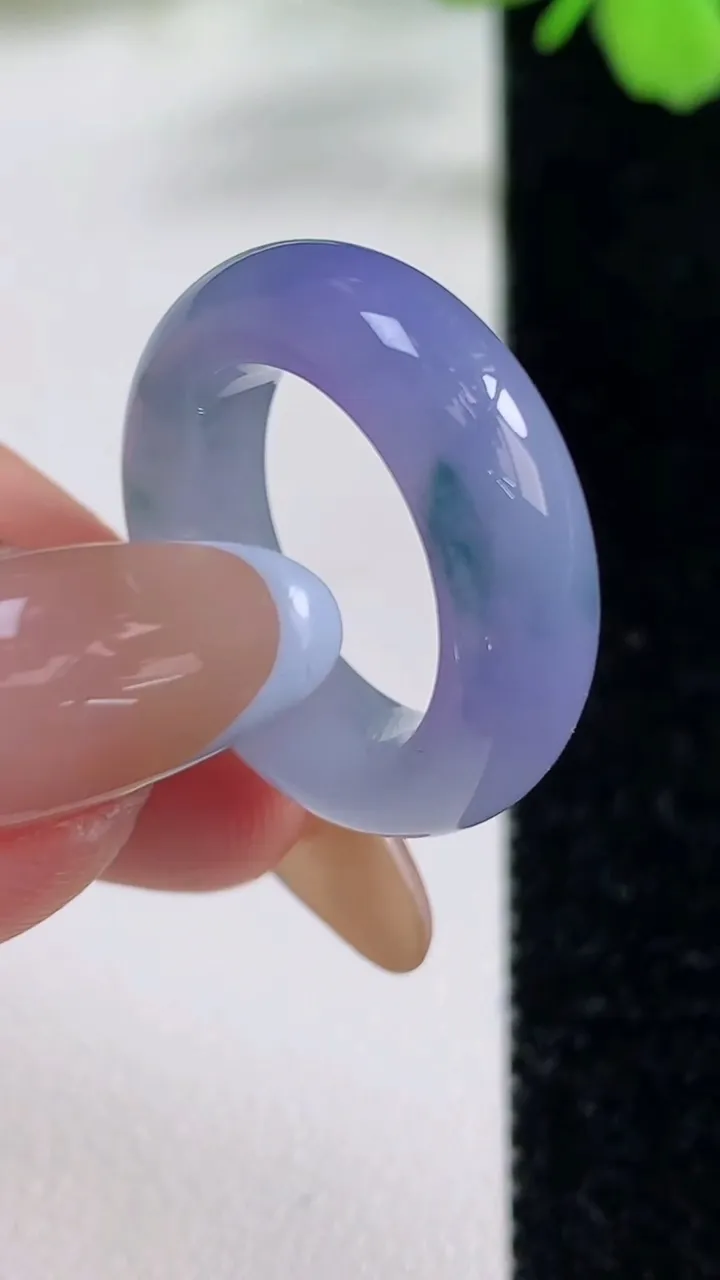 天然A货翡翠紫罗兰指环戒指，尺寸15.4-6.3-4.2，重量:5.13g2025年11月3日
工厂直销收藏佳品,种好水足，色泽均匀，有种有色，上手高大气！