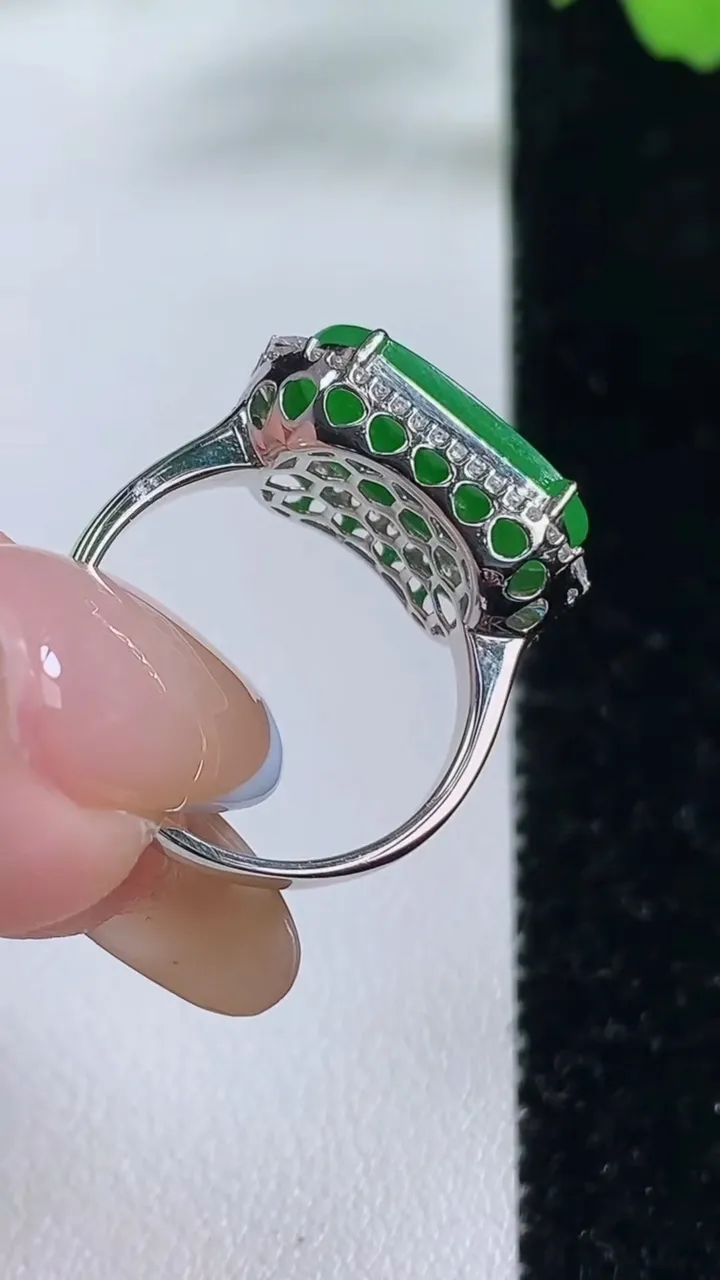 天然A货翡翠马鞍戒指，尺寸17.5-7.8-15-6.8，重量:2.91g2025年11月3日
工厂直销收藏佳品,种好水足，色泽均匀，有种有色，上手高大气！