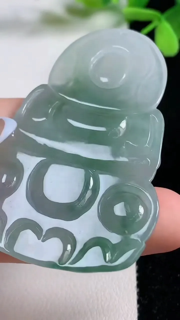 天然A货翡翠观音菩萨吊坠，尺寸62.6-39-5.8，重量:24.84g
11月3日