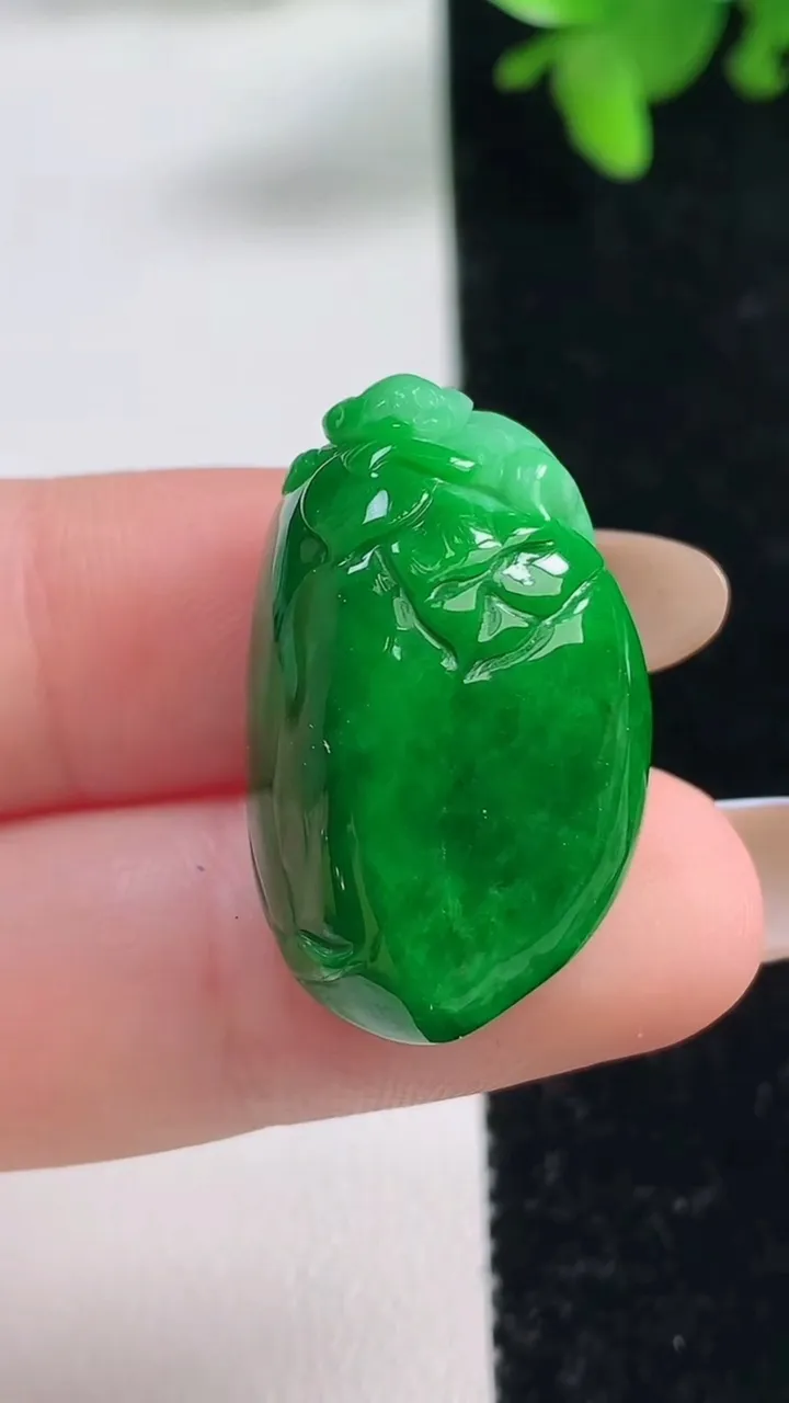 天然A货翡翠寿桃吊坠，尺寸27.3-17.4-10.6，重量:9.16g
11月3日