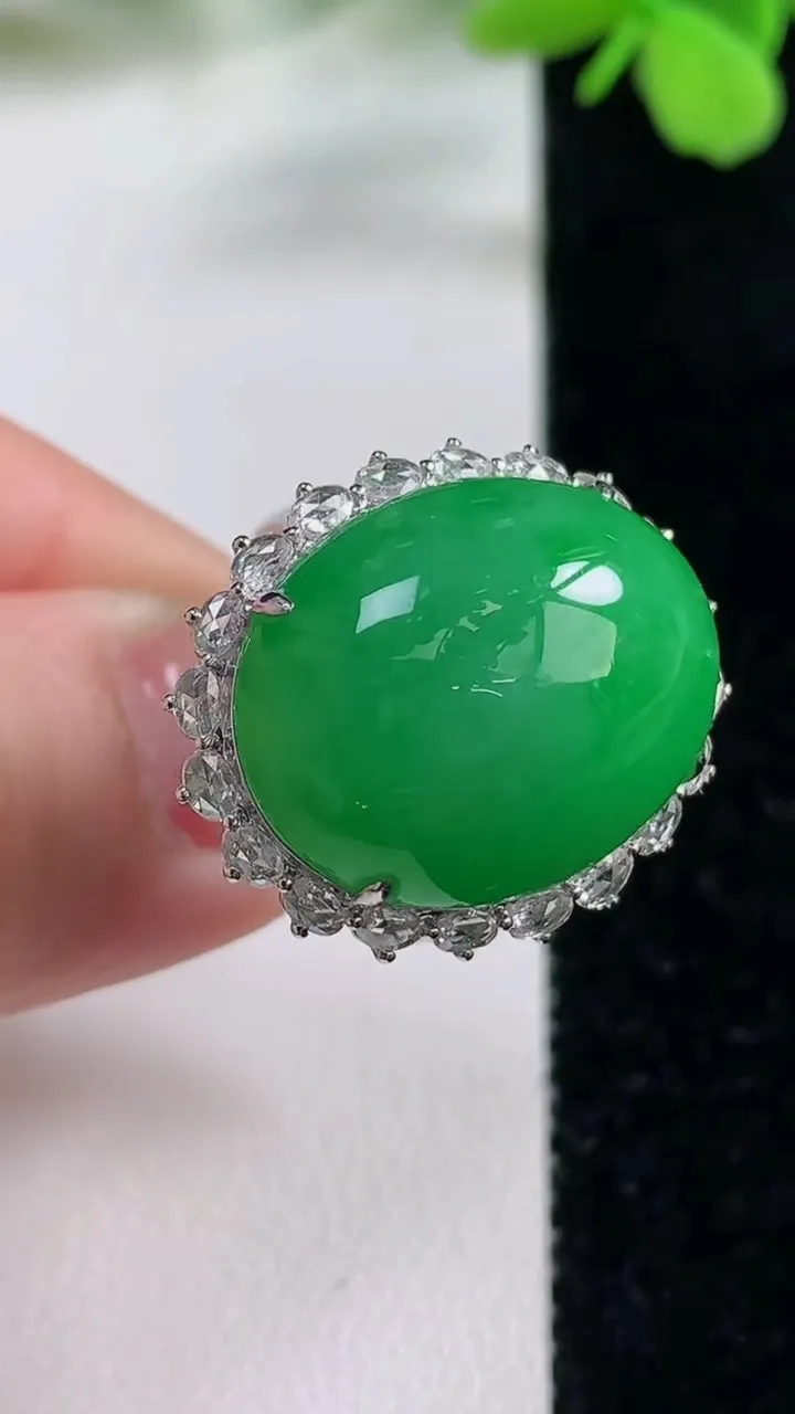 天然A货翡翠蛋面戒指，尺寸18-20.7-16.5-12.8，重量:8.18g2025年11月3日
