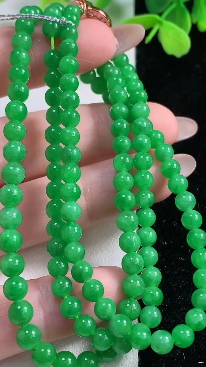 天然A货翡翠圆珠项链，尺寸4.7-123颗，重量:24.15g11月3日
工厂直销收藏佳品,种好水足，色泽均匀，有种有色，上手高大气！
