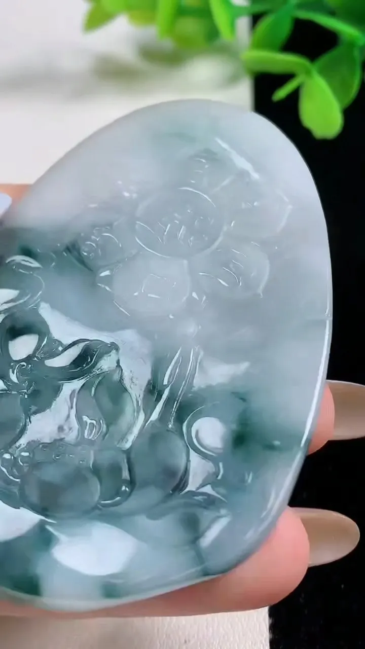 天然A货翡翠飘花文殊菩萨吊坠，尺寸72.7-47-8.5，重量:59.79g
11月3日