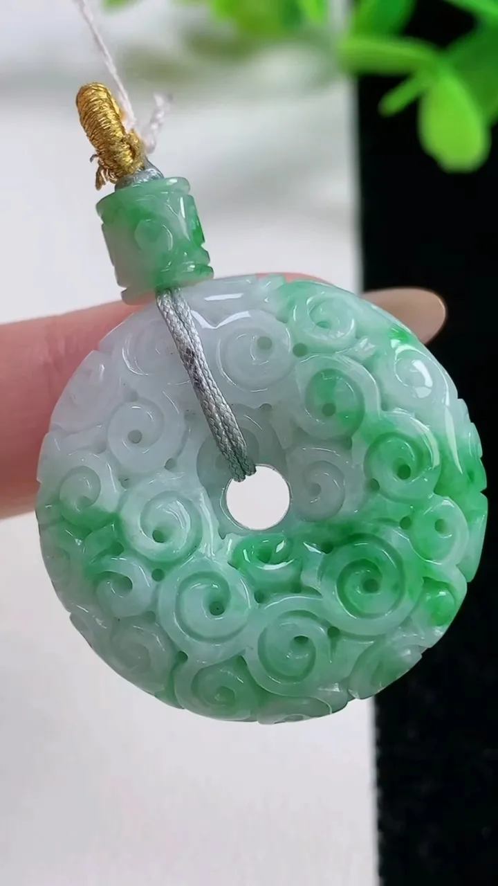 天然A货翡翠雕花平安扣吊坠，尺寸29.7-8.6，重量:14.21g
11月3日