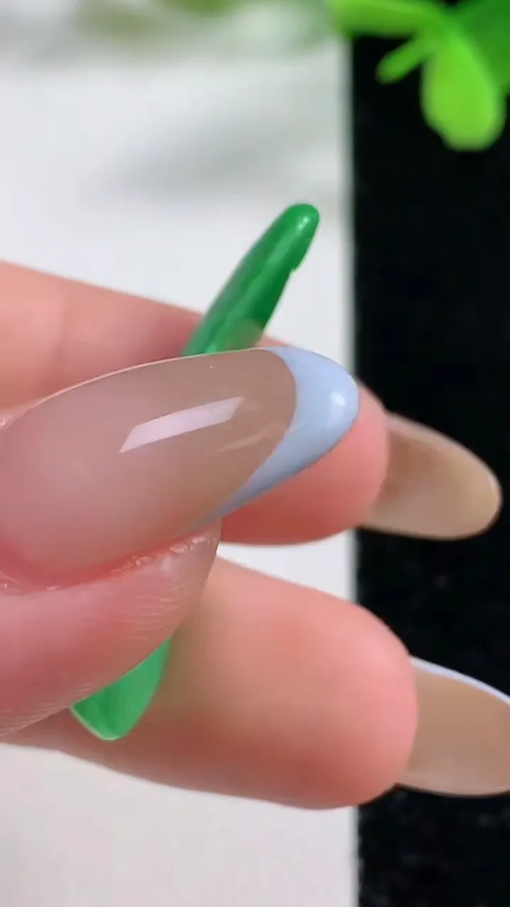 天然A货翡翠福瓜吊坠，尺寸35.3-13-5.2，重量:3.62g
11月3日