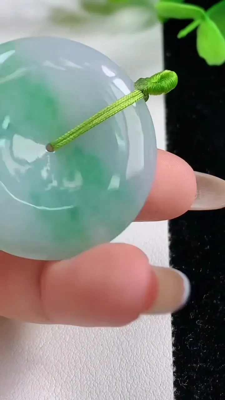 天然A货翡翠平安扣吊坠，尺寸38.5-5.8，重量:17.31g
11月3日