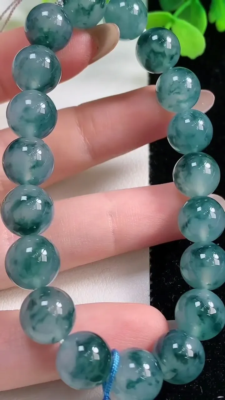 天然A货翡翠种飘花圆珠手串，尺寸9.8-20颗，重量:33.73g11月3日
工厂直销收藏佳品,种好水足，色泽均匀，有种有色，上手高大气！