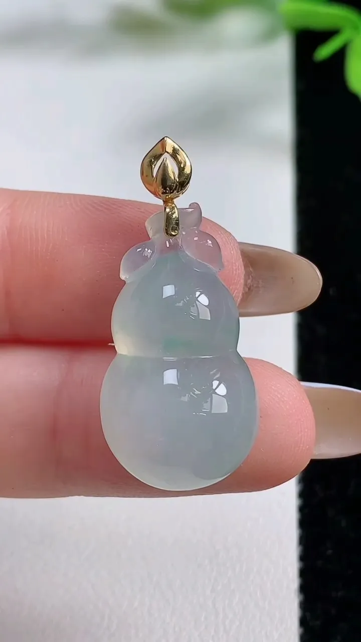 天然A货翡翠葫芦吊坠，尺寸25.6-14.7-7.7，重量:4.89g
11月3日