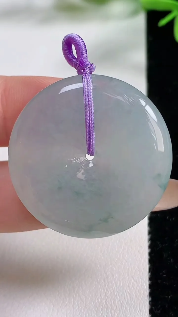 天然A货翡翠飘花平安扣吊坠，尺寸32.4-6，重量:14.35g
11月3日