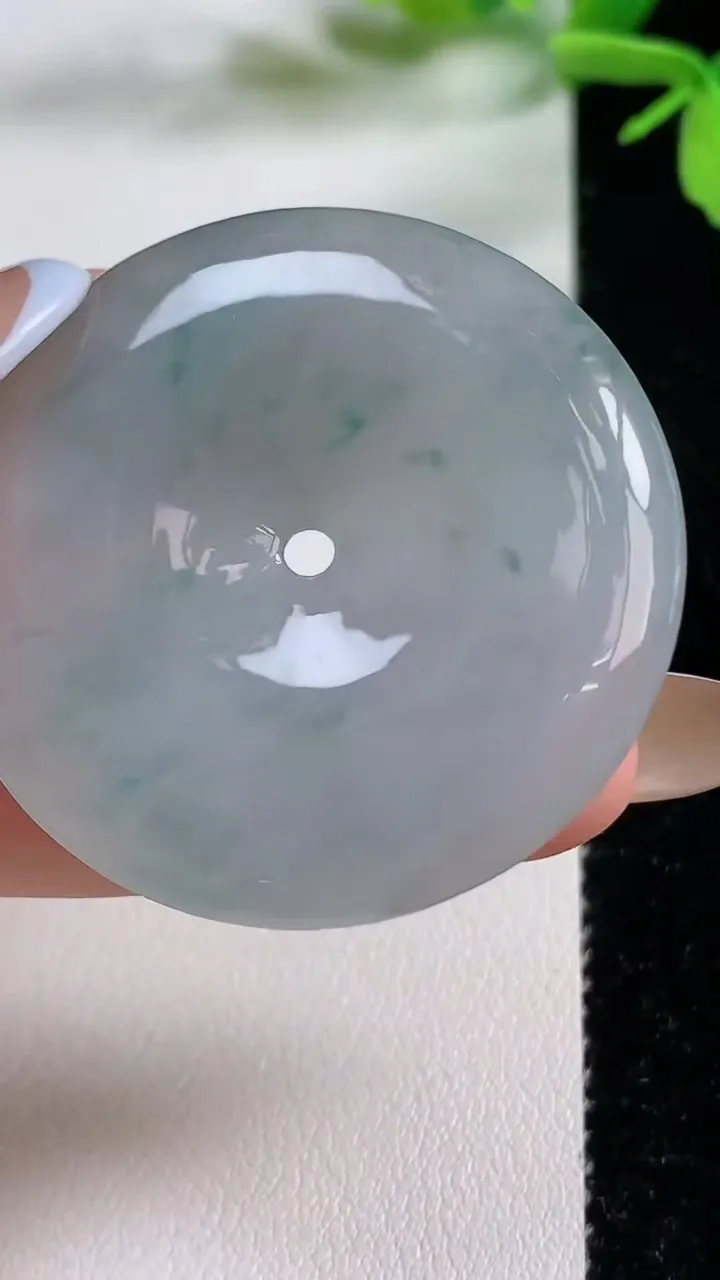 天然A货翡翠平安扣吊坠，尺寸39.8-6.5，重量:22.24g
11月3日