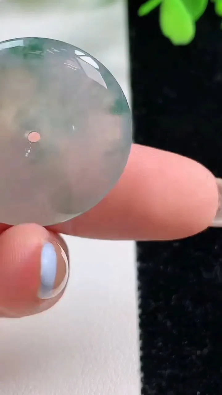 天然A货翡翠冰种飘花平安扣吊坠，尺寸27.5-5.7，重量:8.97g
11月3日