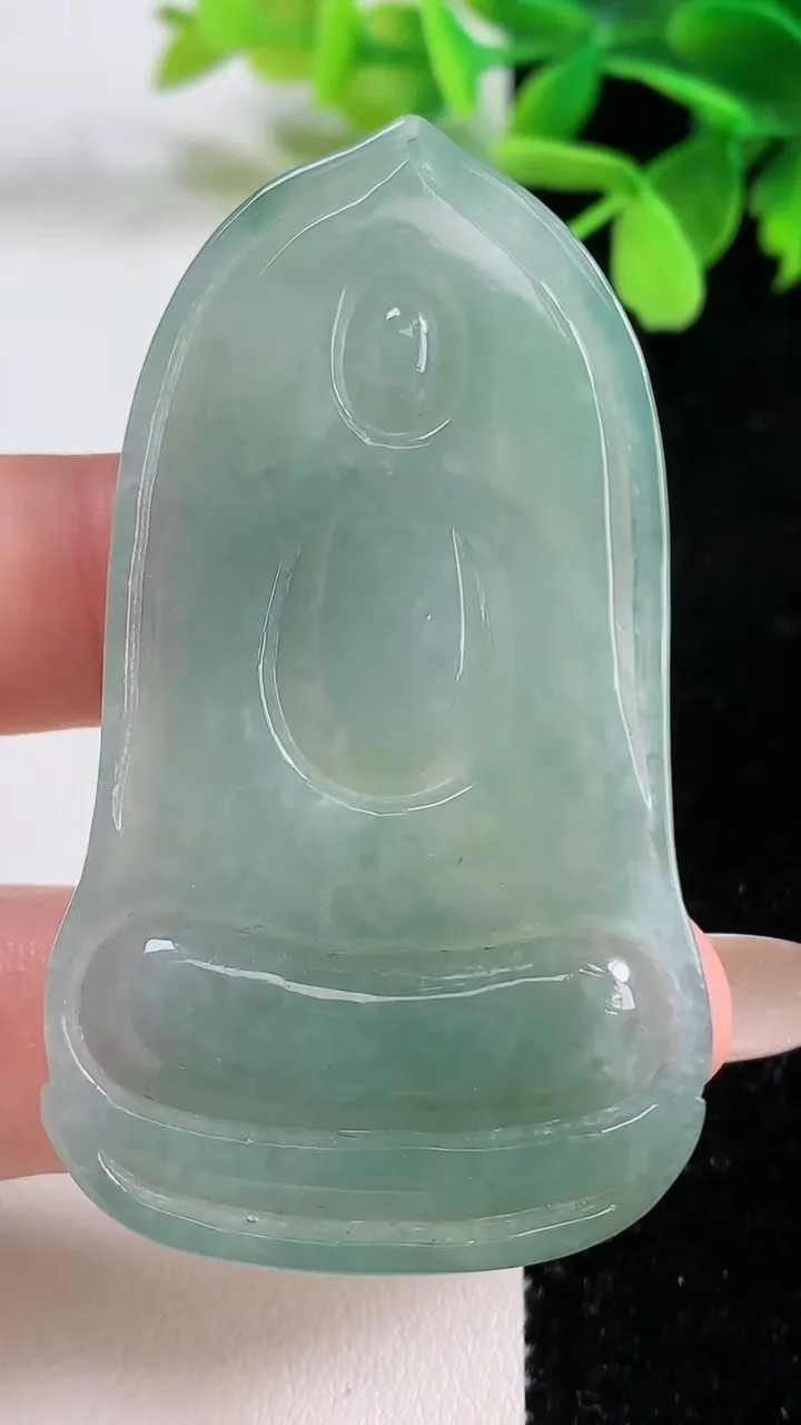 天然A货翡翠观音菩萨吊坠，尺寸61.3-34.8-5.8，重量:24.67g
11月3日