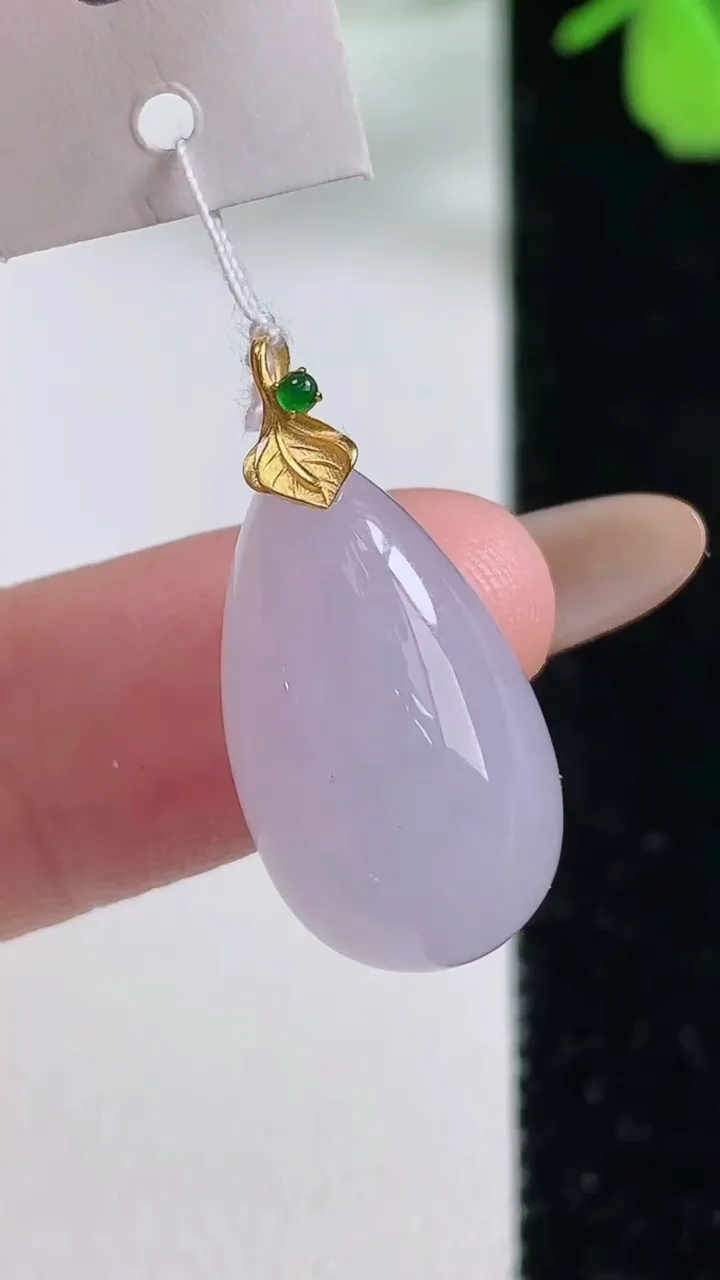 天然A货翡翠18k金紫罗兰福瓜吊坠，尺寸20.7-11.8-6.9，重量:2.95g
11月3日