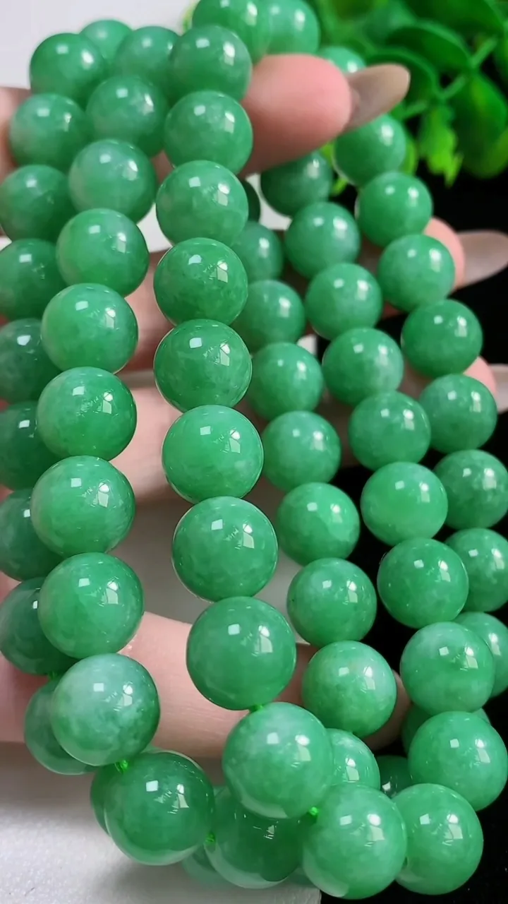 天然A货翡翠圆珠项链，尺寸10-68颗，重量:123.31g11月3日
工厂直销收藏佳品,种好水足，色泽均匀，有种有色，上手高大气！