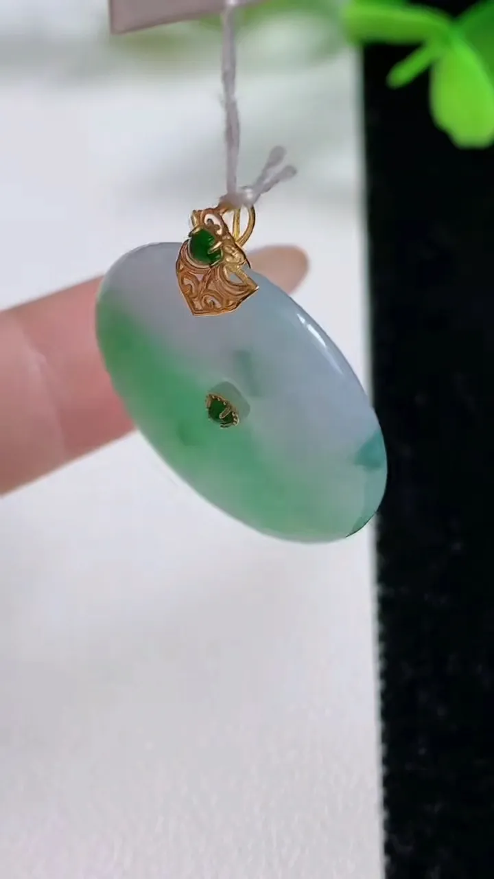 天然A货翡翠平安扣吊坠，尺寸24.5-4，重量:5.68g
11月3日