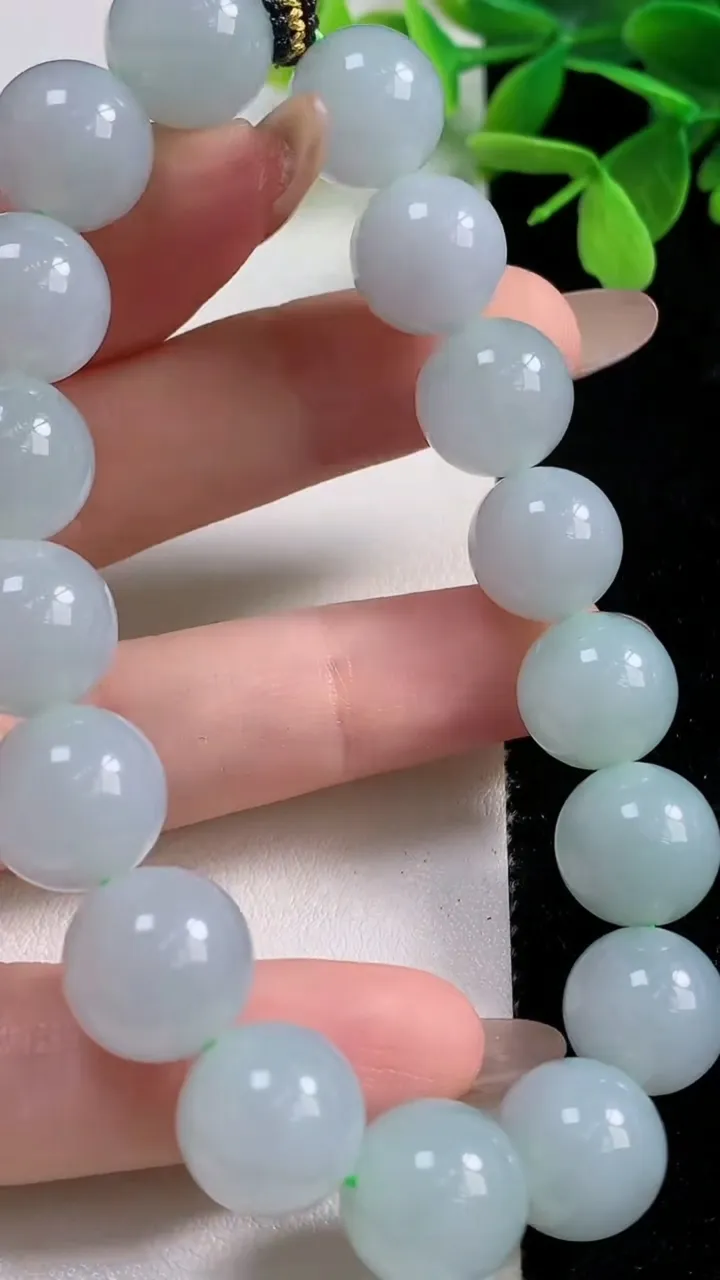 天然A货翡翠圆珠手串，尺寸12.2-17颗，重量:51.69g11月3日
工厂直销收藏佳品,种好水足