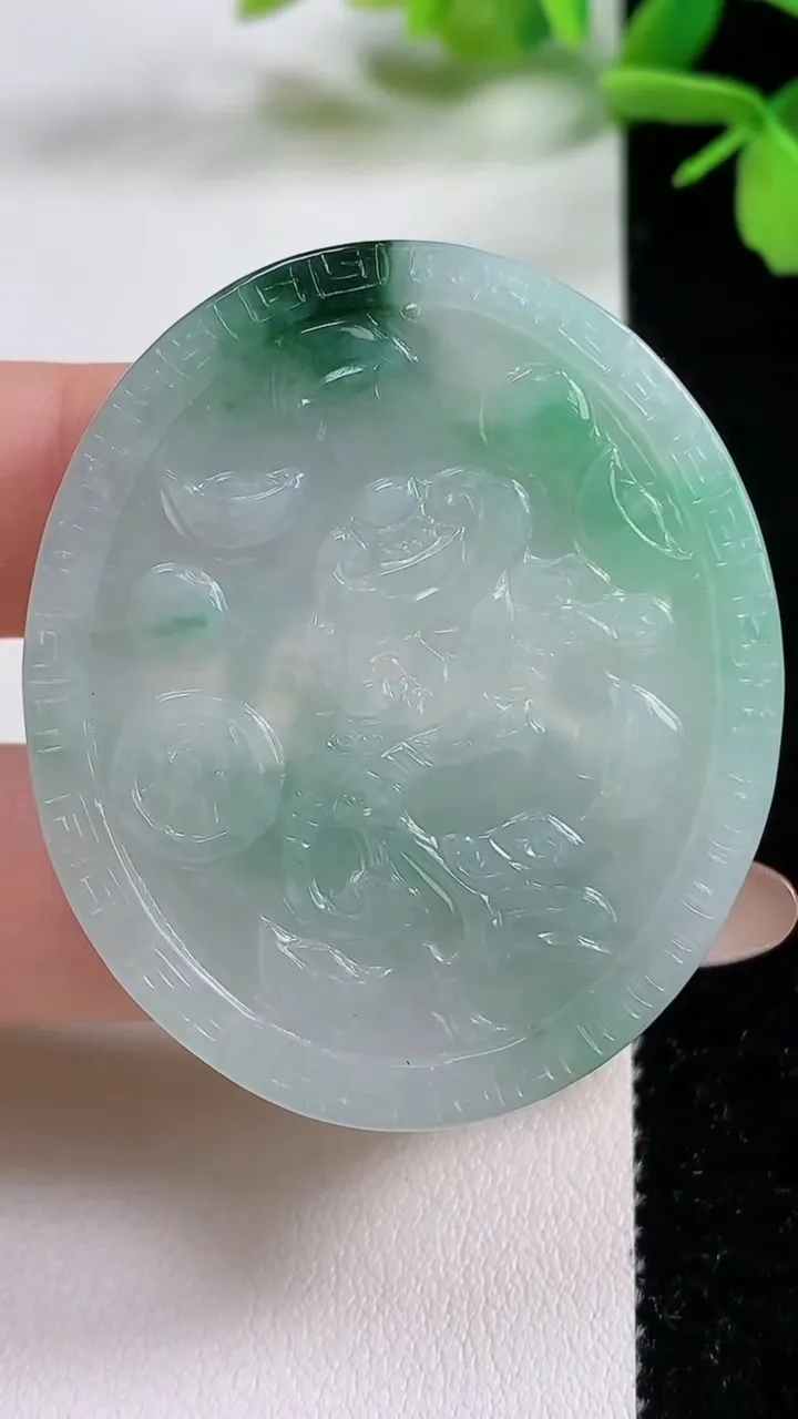 天然A货翡翠生肖兔吊坠，尺寸47.4-40.5-5.5，重量:18.70g
11月3日