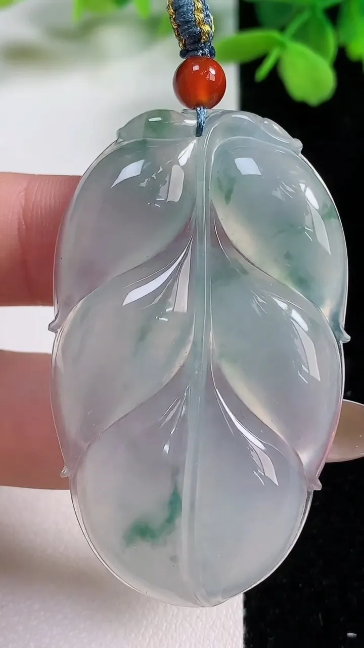 天然A货翡翠种飘花金枝玉叶 叶子吊坠，尺寸53.7-32.8-5.3，重量:21.36g
11月3日