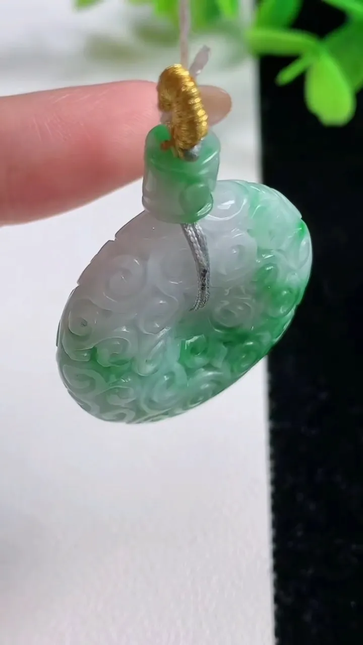 天然A货翡翠雕花平安扣吊坠，尺寸29.7-8.6，重量:14.21g
11月3日