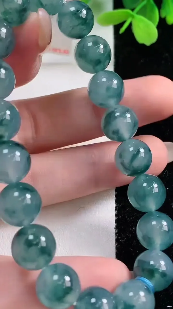 天然A货翡翠种飘花圆珠手串，尺寸9.8-20颗，重量:33.73g11月3日
工厂直销收藏佳品,种好水足，色泽均匀，有种有色，上手高大气！