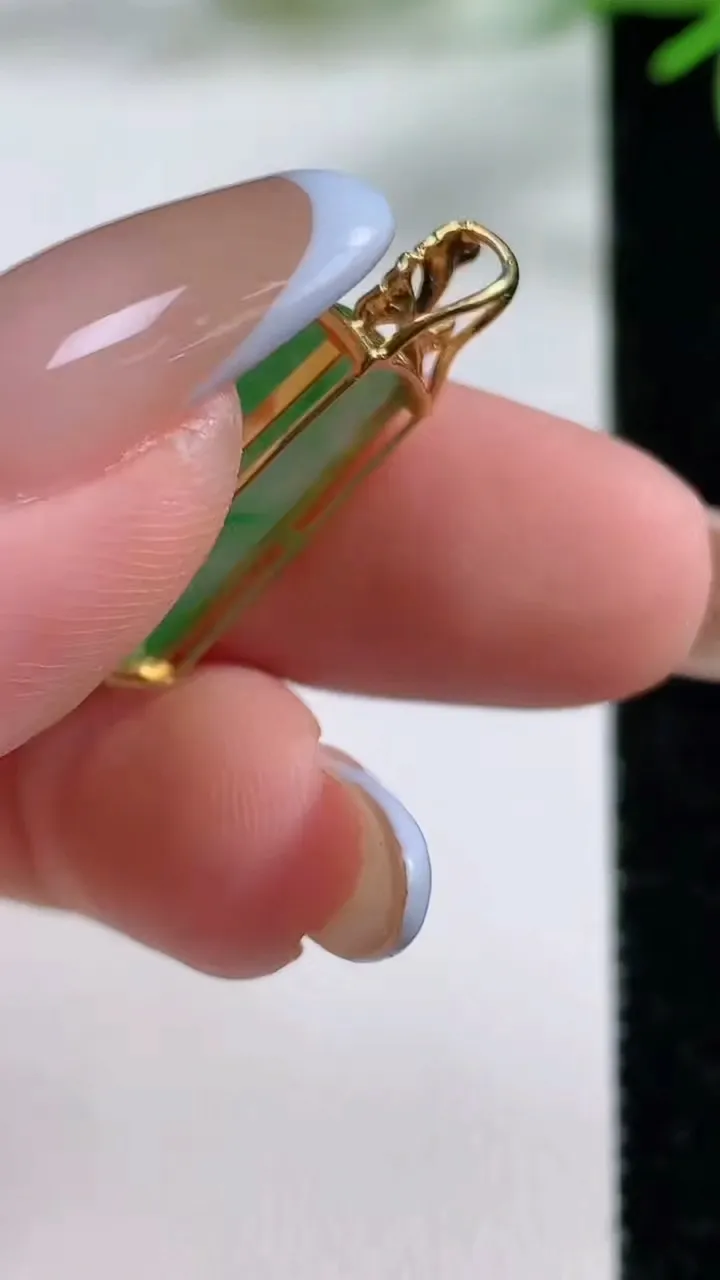 天然A货翡翠无事牌吊坠，尺寸18.8-11.8-4，重量:1.76g
11月3日