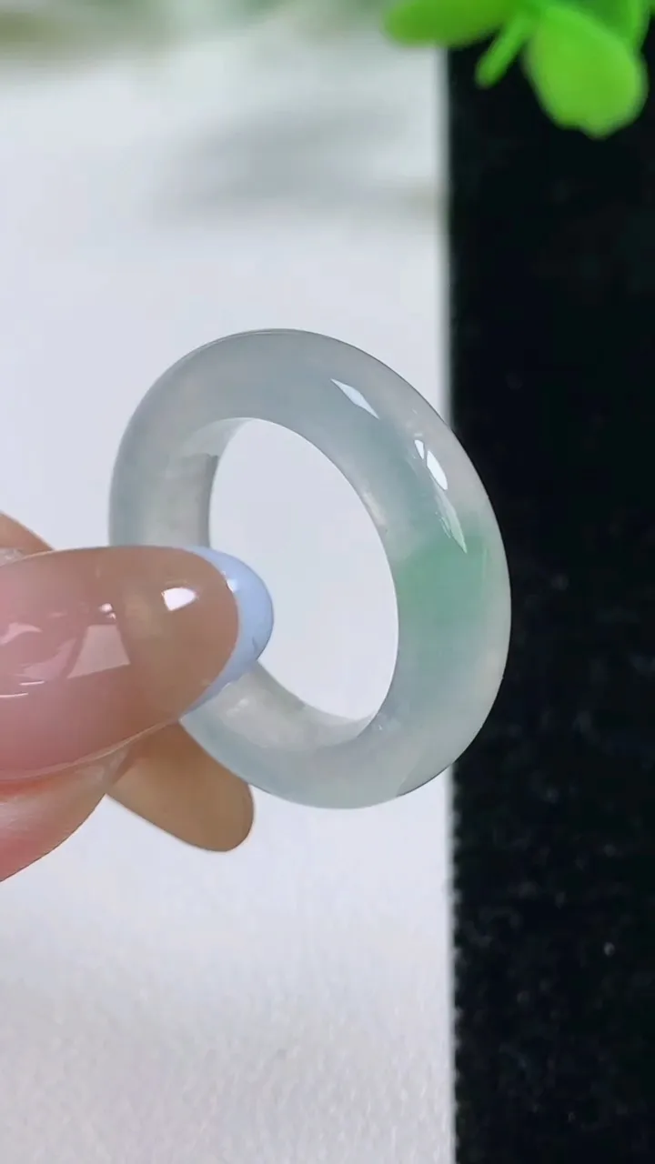 天然A货翡翠指环戒指，尺寸16.6-5.3-4.2，重量:4.60g2025年11月3日
工厂直销收