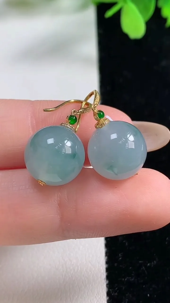 天然A货翡翠种飘花圆珠耳坠，尺寸11.8，重量:9.73g11月3日
工厂直销收藏佳品,种好水足，色泽均匀，有种有色，上手高大气！